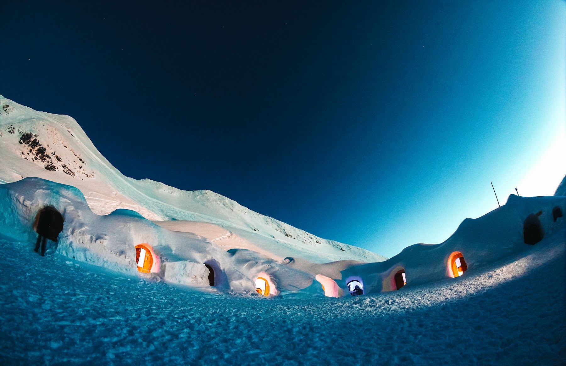 Iglu Lodge عند الغسق