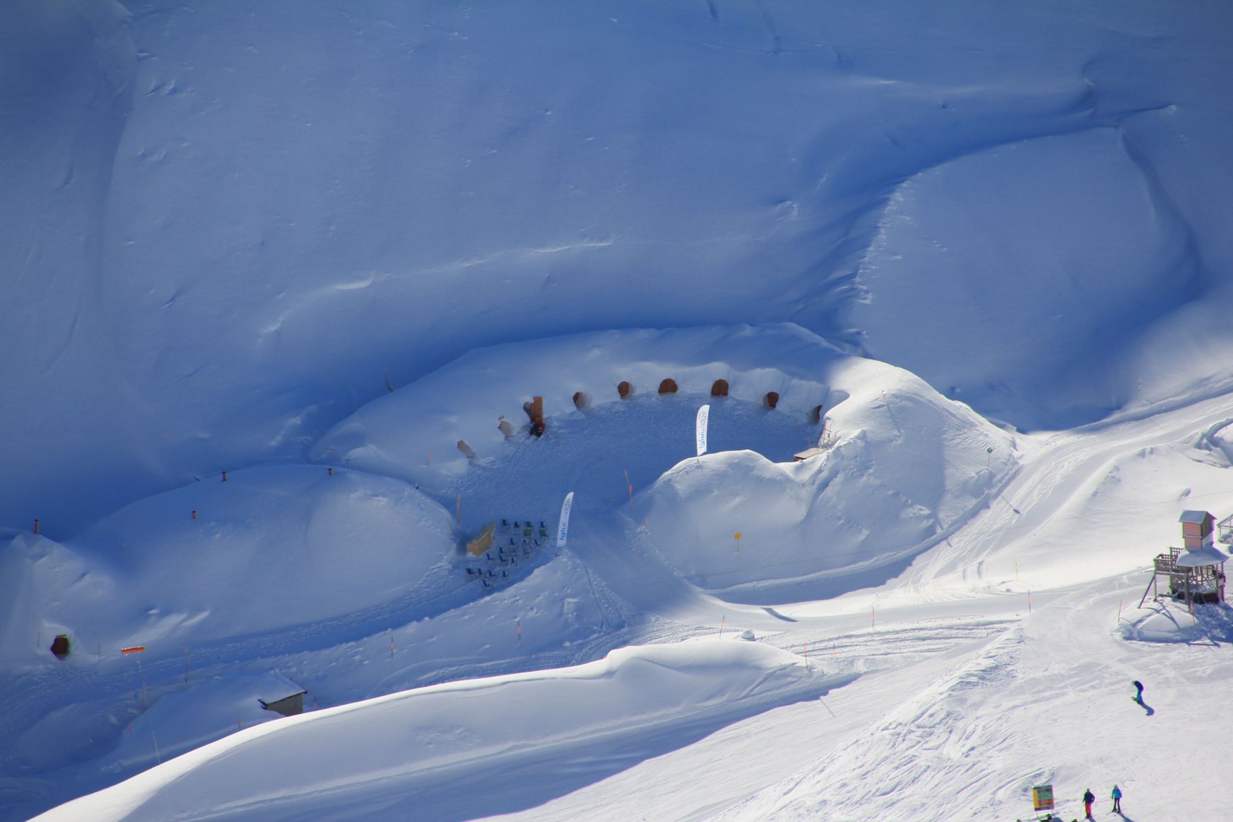 Iglu Lodge في الثلج على جبل نيبلهورن، من الأعلى